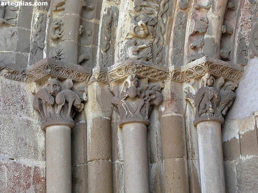 Detalle de los capiteles de la Puerta Speciosa (Leyre)