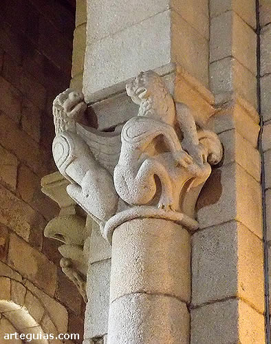 Iglesia abacial del Monasterio de Aciveiro: capitel interior rom&aacute;nico