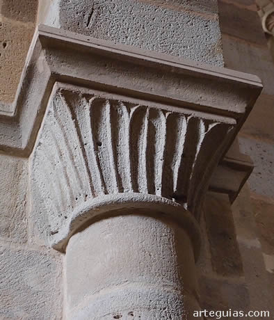 Capitel sencill&iacute;simo de una de las columnas interiores