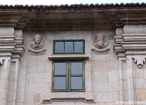 Detalle del claustro reglar o de los medallones