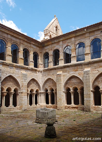 Monasterio de Aguilar de Campoo: claustro de dos pisos de distintos estilos y épocas