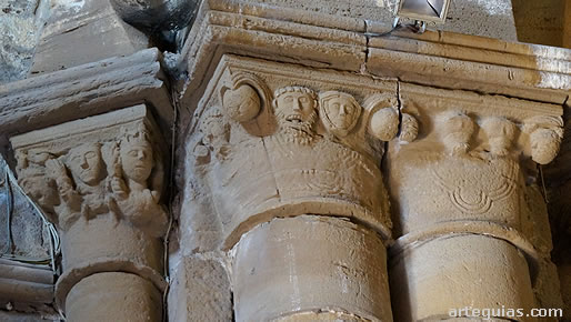 Capiteles de columnas cercanas a los pies de la iglesia