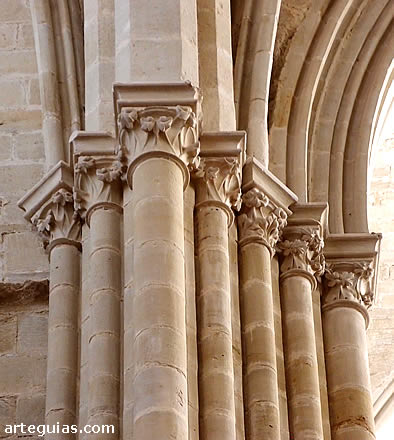 Columnas con capiteles vegetales