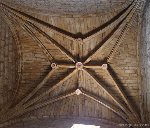 Crucerí gótica con terceletes en la iglesia monástica