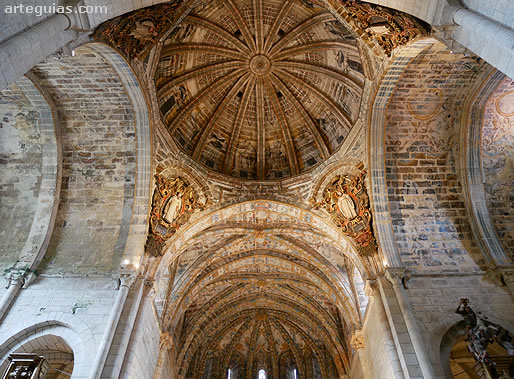 Crucer de la iglesia abacial con la gran c&uacute;pula sobre trompas