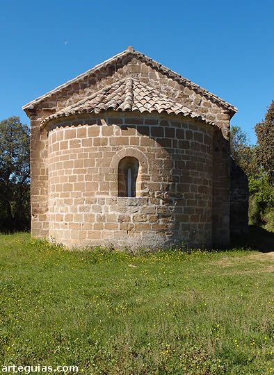 Cabecera de la ermita de Bascu&eacute;s rodeada de vegetaci&oacute;n