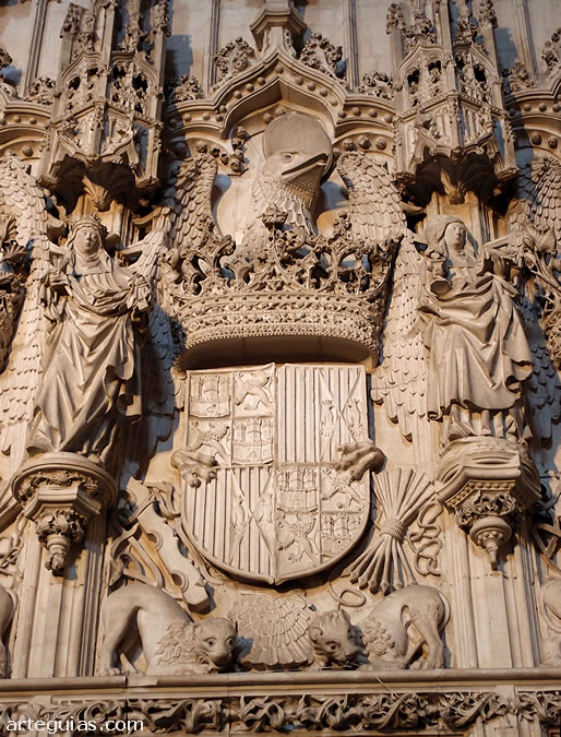 Escudo de los Reyes Cat&oacute;licos en la iglesia monacal