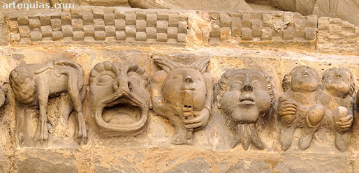 Escultura románica en una arquivolta de la Porta Speciosa