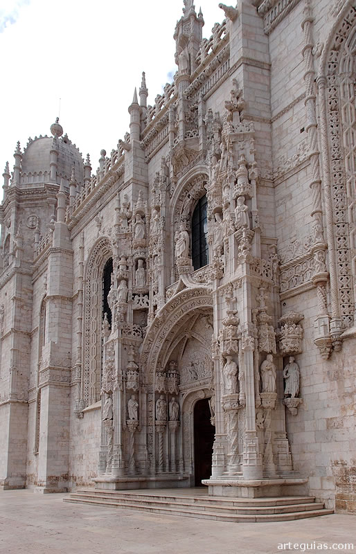 Fachada principal de la iglesia lisboeta con su magn&iacute;fica puerta