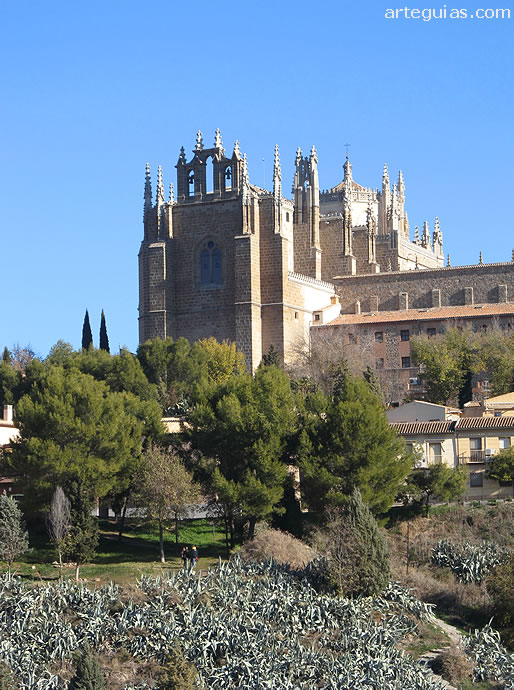 Fachada de la iglesia del monasterio desde el sureste