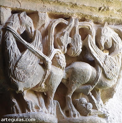 Grifos en un ventanal de la Sala Capitular