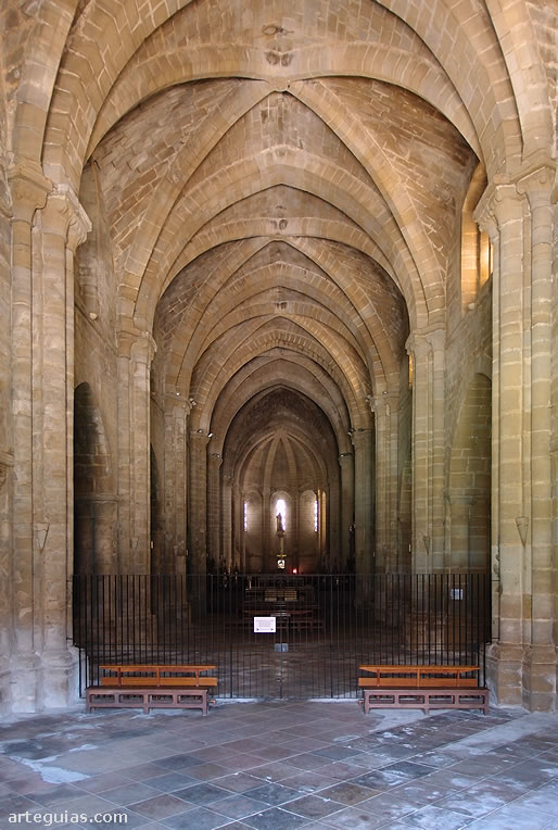 Interior de la iglesia de Santa Mar&iacute;a la Real de La Oliva, Navarra