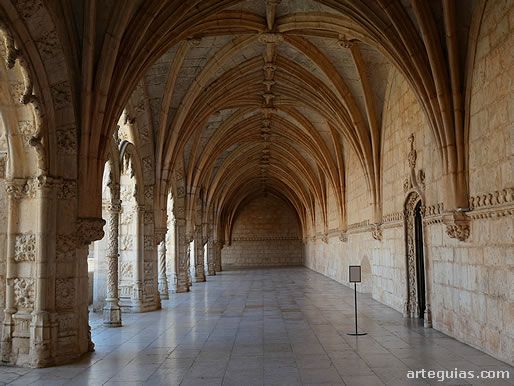 Interior de una de las pandas del claustro bajo