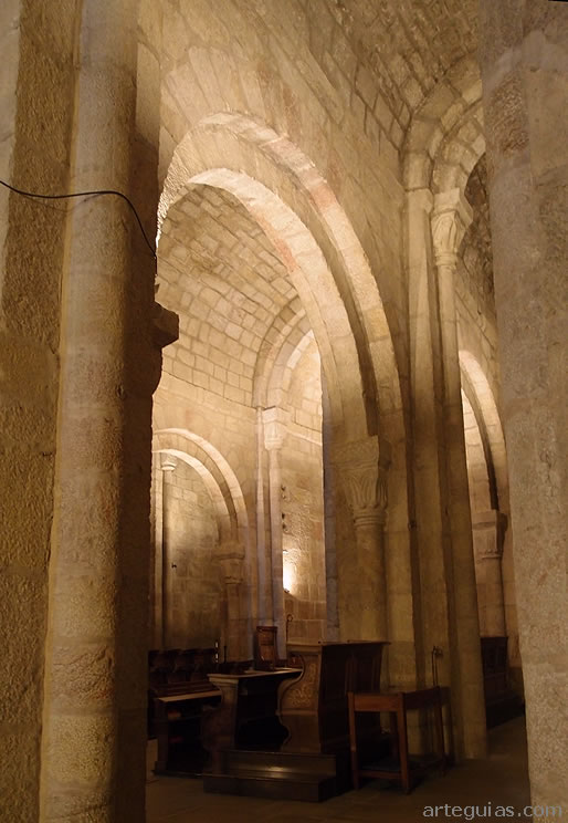 Interior románico de la iglesia monacal
