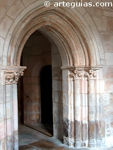 Una de las portadas que se ven desde el claustro. Monasterio de La Vid