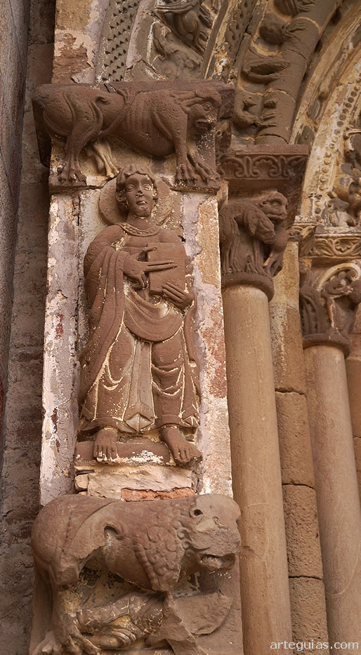 Leones y un apóstol ¿San Juan? en la Porta Speciosa de Leyre