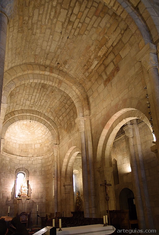 Bóvedas de medio cañón en la iglesia románica abacial