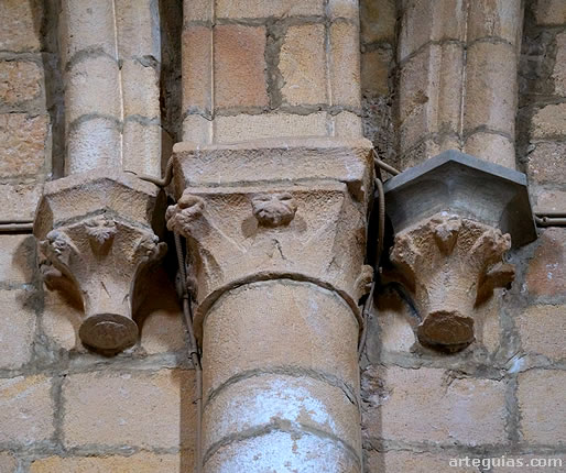 Columna con ménsulas para recibir los arcos cruceros