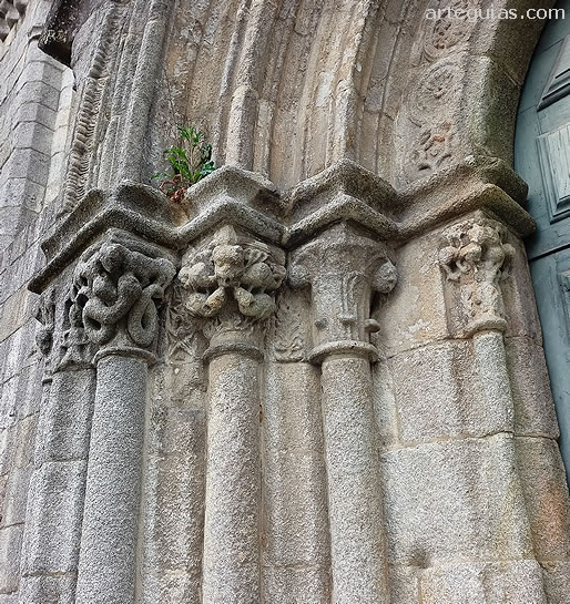 Detalle de columnas y arquivoltas de la puerta sur