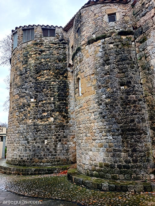 Monasterio de Llad&oacute;: cabecera recrecida