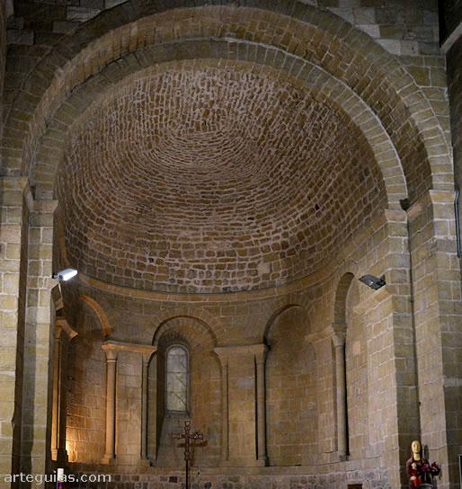 &Aacute;bside central de la iglesia de Santa Mar&iacute;a de Llad&oacute;