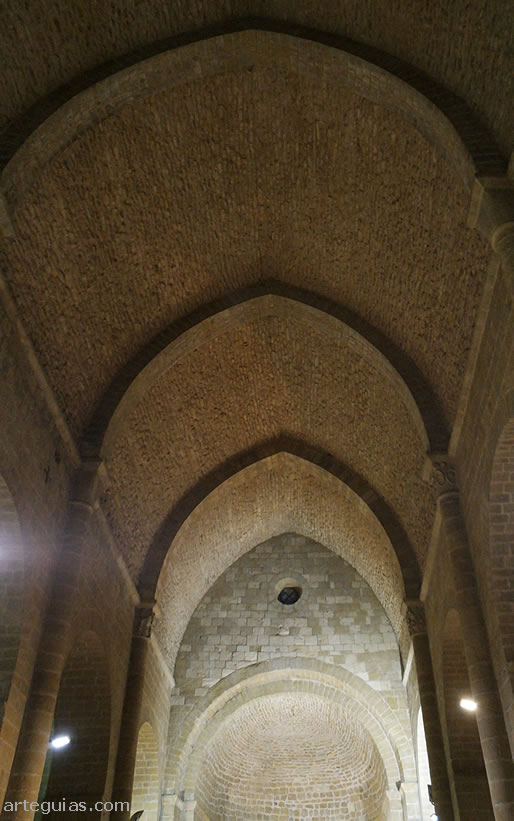 Santa Mar&iacute;a de Llad&oacute;: b&oacute;veda de medio ca&ntilde;&oacute;n apuntado de la nave central