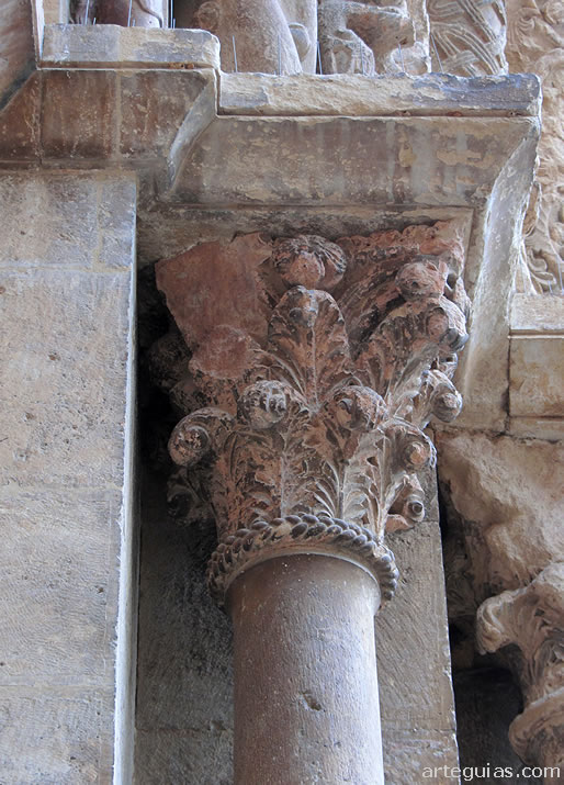 Llad&oacute;: capitel corintio de la portada