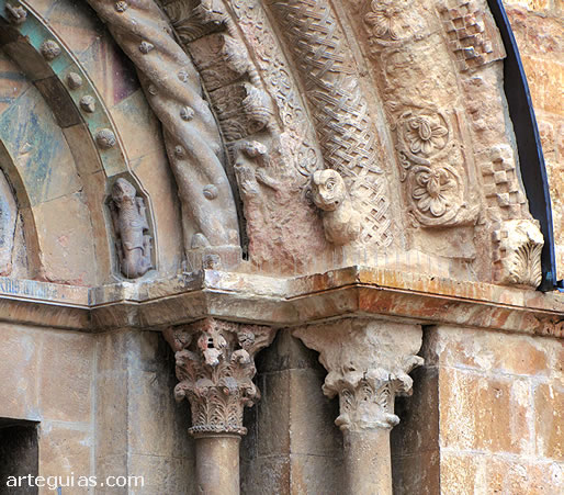 Detalle de columnas y arquivoltas de la portada