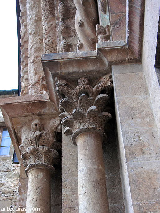 Columnas rom&aacute;nicas de la puerta