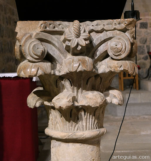El atril para los libros de la liturgia se apoya sobre un bello capital rom&aacute;nico que imita los corintios romanos