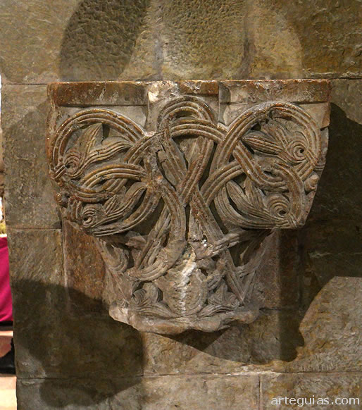 Capite-pila agua bendita con entrelazos