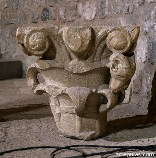 Capitel rom&aacute;nico figurado en el interior del &aacute;bside central