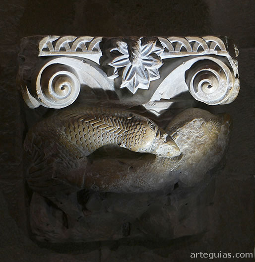 Capitel rom&aacute;nico con funci&oacute;n de pila de agua bendita con  dos aves