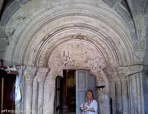 Monasterio de Meira: puerta de comunicaci&oacute;n de la nave meridional y el claustro