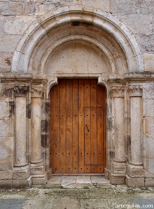 Monasterio de Meira. Puerta norte de la iglesia