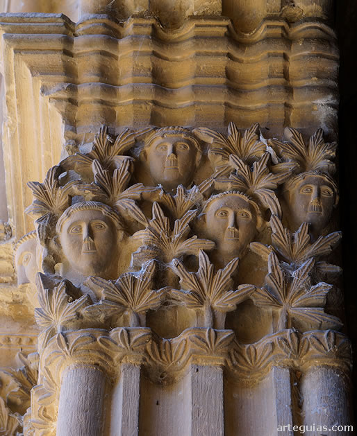 Detalle de la jamba interior de la puerta principal de la iglesia monasterial de La Oliva, Navarra