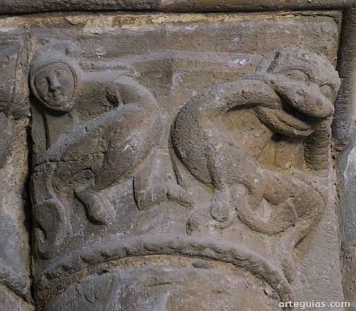 Capitel conarp&iacute;a y dragones