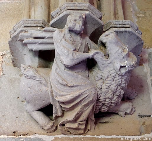 Mensula del claustro con un relieve de Sans&oacute;n desquijarando al le&oacute;n de Timn&aacute;