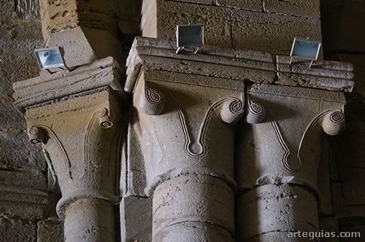 Capiteles anic&oacute;nicos cistercienses de la iglesia del monasterio de La Oliva