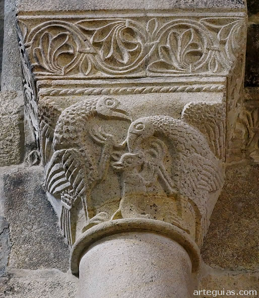 Capiteles de aves y un peque&ntilde;o cuadr&uacute;pedos
