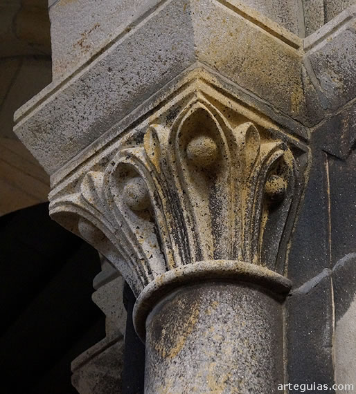 Iglesia del Monasterio de Pa&ccedil;o de Sousa: capitel interior
