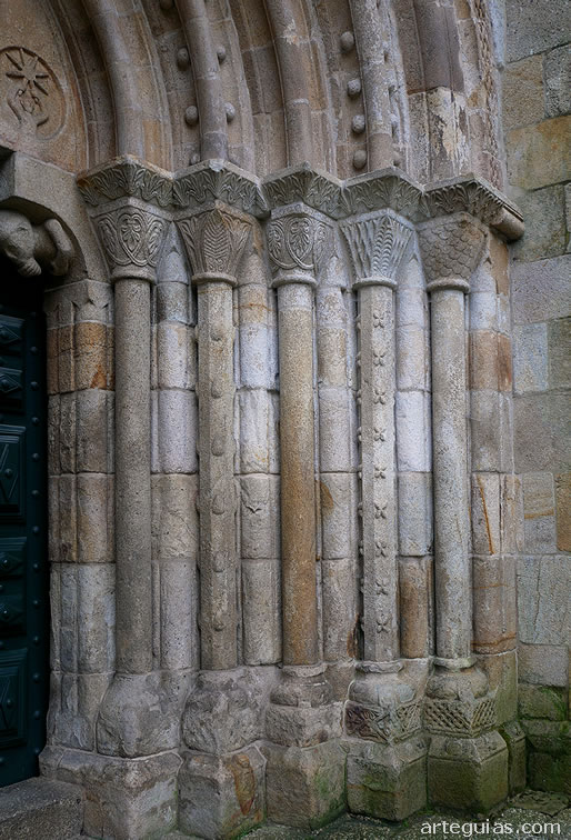 Monasterio de Pa&ccedil;o de Sousa: columnas de la portada rom&aacute;nica