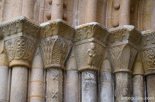 Capiteles esculpidos a bajorrelieve de la puerta