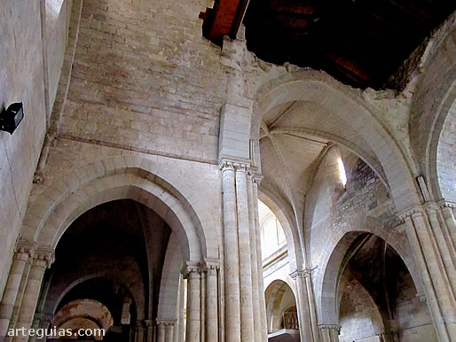 Naves y espacio derrumbado de la b&oacute;veda cubierto ahora con techo de madera