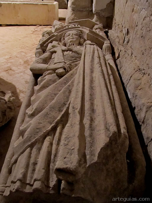 Uno de los sarc&oacute;fagos medievales que se conservan en el interior de la iglesia