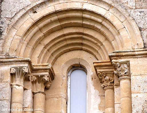 Ventanal rom&aacute;nico de uno de los &aacute;bsides