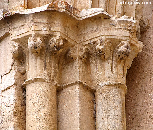 Capiteles de un ventanal rom&aacute;nico exterior