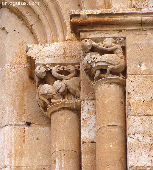 Capiteles zoomorfos en uno de los ventanales de la cabecera