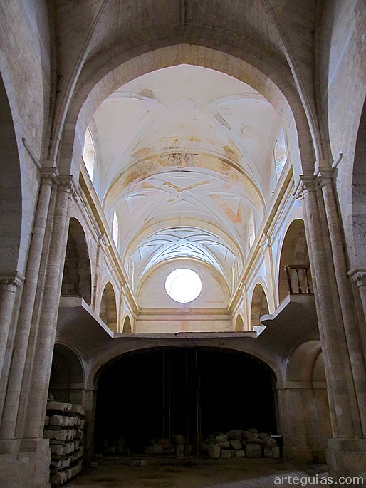 Interior de la iglesia mon&aacute;stica