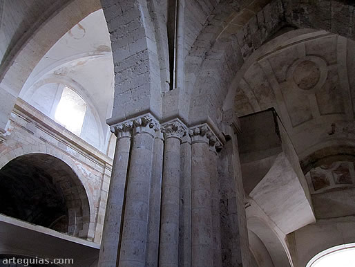Pilares medievales de sujecci&oacute;n de las arquer&iacute;as
